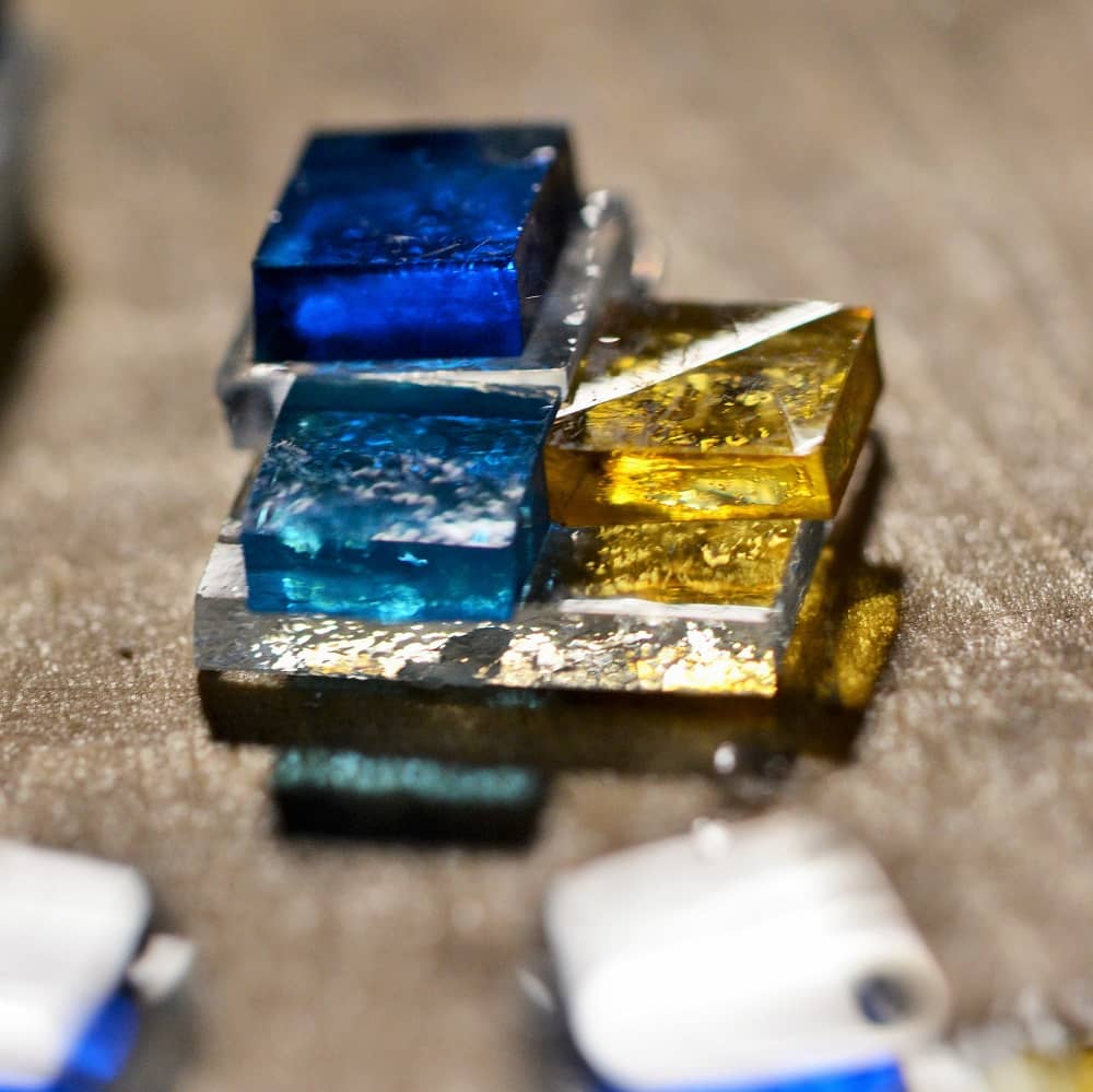 Artesano de vidrio trabajando montando piezas para después fundir