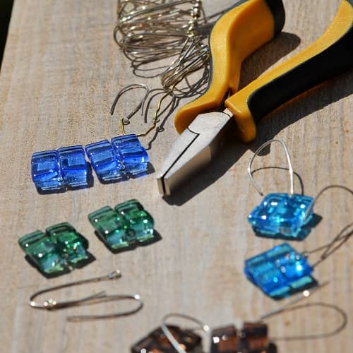 Artesano del vidrio trabajando con plata - Tejeluz