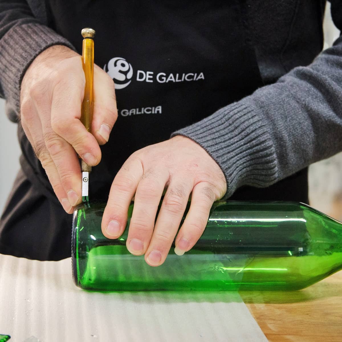 Artesano reciclando vidrio de botella - Joyería sostenible Tejeluz