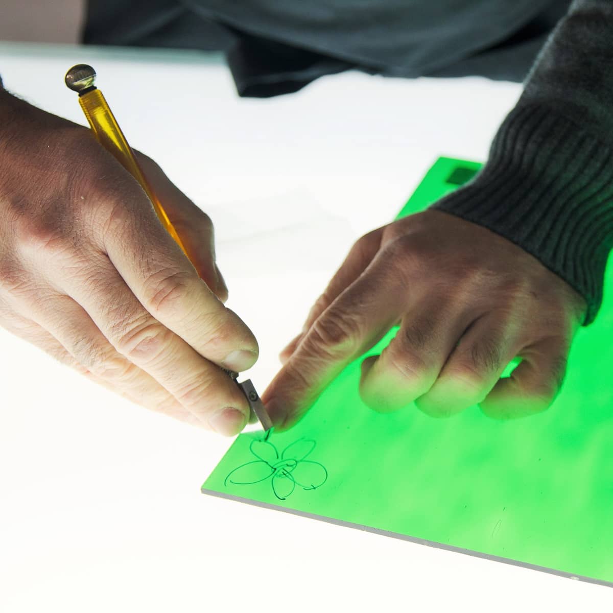 Artesano trabajando el vidrio- Tejeluz, joyería sostenible