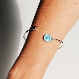 Brazalete Gota color turquesa en modelo - Tejeluz