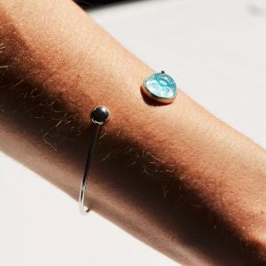 Brazalete Gota color turquesa en modelo - Tejeluz.