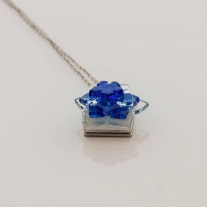 Colgante de vidrio modelo Flor de estrellas en color azul . Joyeria sostenible Tejeluz
