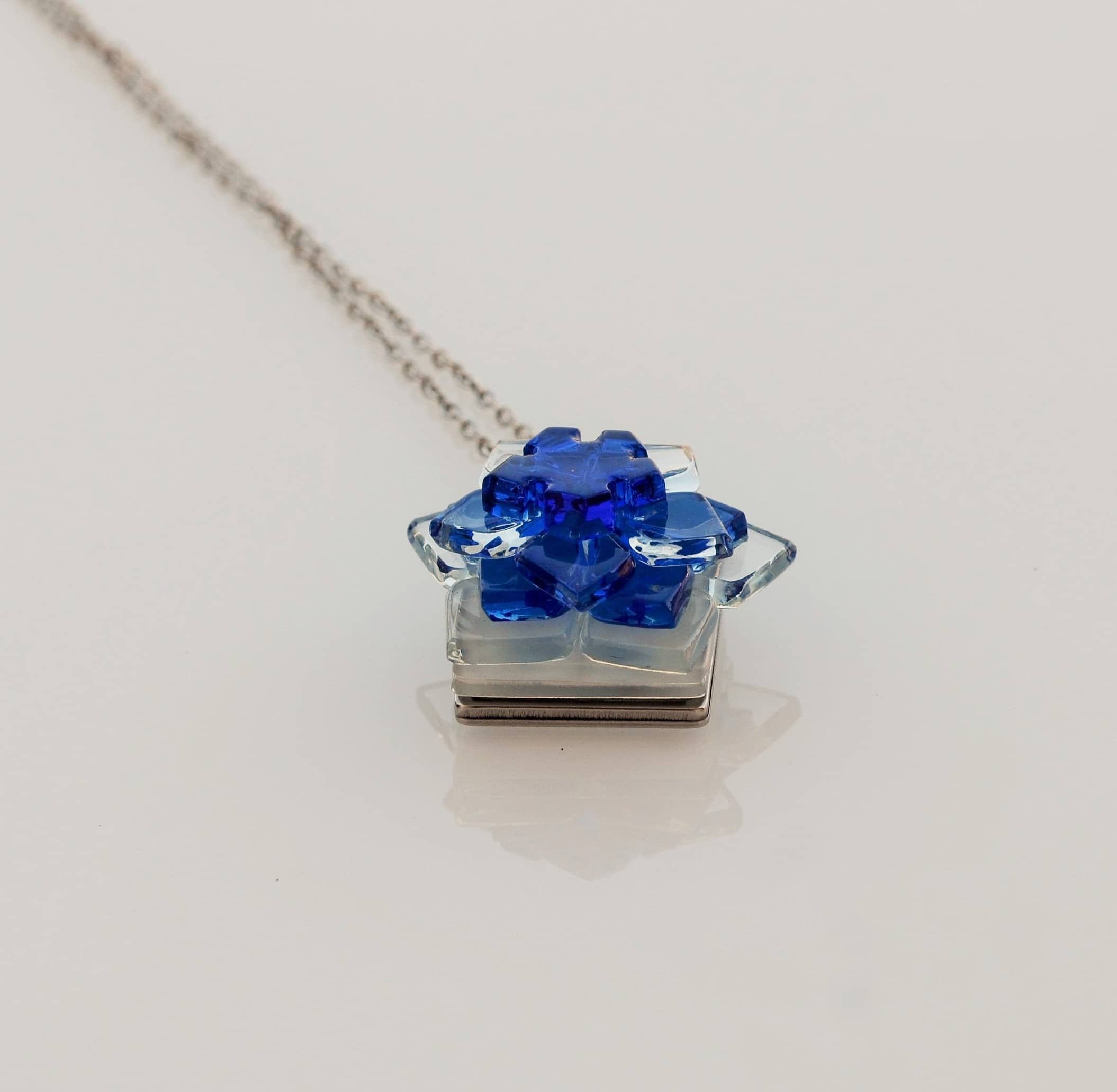 Colgante de vidrio modelo Flor de estrellas en color azul . Joyeria sostenible Tejeluz Colgante de vidrio modelo Flor de estrellas en color azul . Joyeria sostenible Tejeluz
