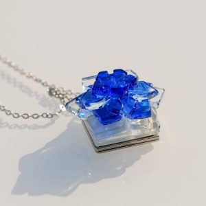 Colgante de vidrio modelo Flor de estrellas en color azul - Joyeria sostenible Tejeluz