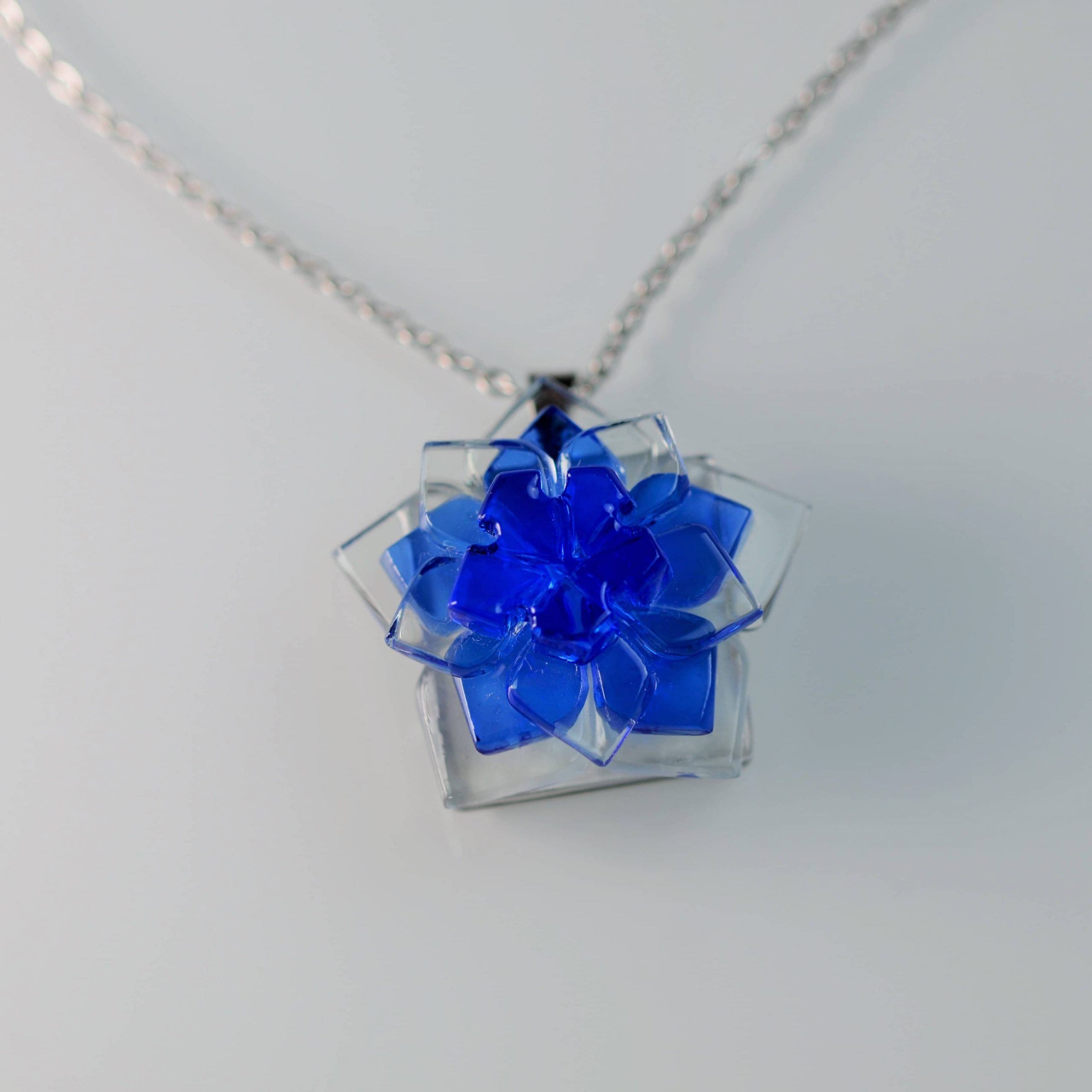 Colgante de vidrio modelo Flor de estrellas en color azul. Joyeria sostenible Tejeluz Colgante de vidrio modelo Flor de estrellas en color azul. Joyeria sostenible Tejeluz