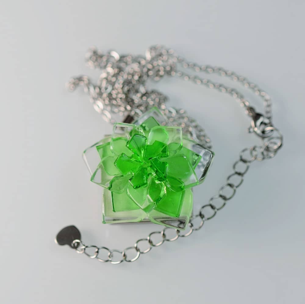 Colgante de vidrio modelo Flor de estrellas en color verde. Joyeria sostenible Tejeluz Colgante de vidrio modelo Flor de estrellas en color verde. Joyeria sostenible Tejeluz