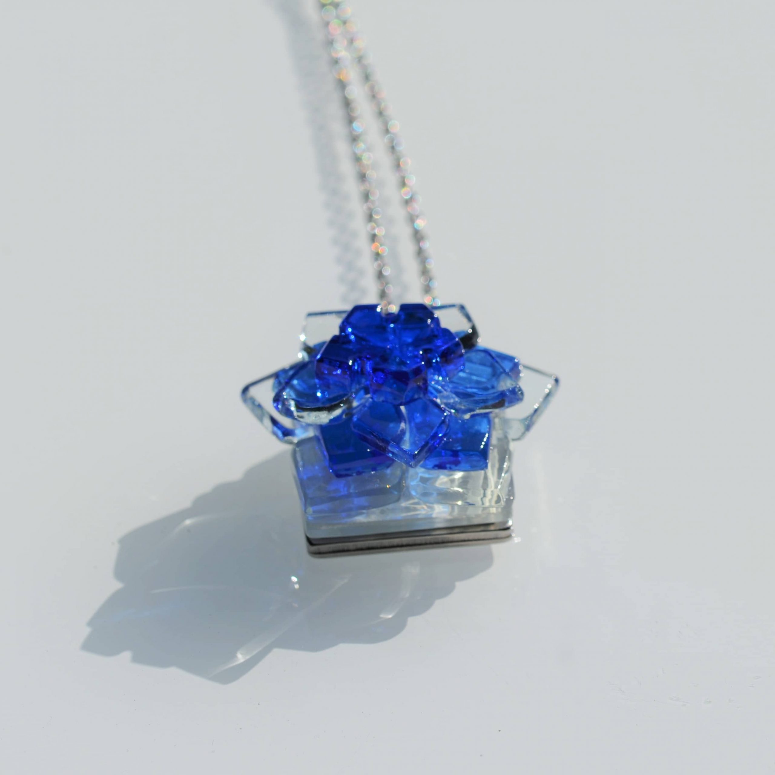 Colgante de vidrio modelo Flor de estrellas en tono azul . Joyeria sostenible Tejeluz Colgante de vidrio modelo Flor de estrellas en tono azul . Joyeria sostenible Tejeluz