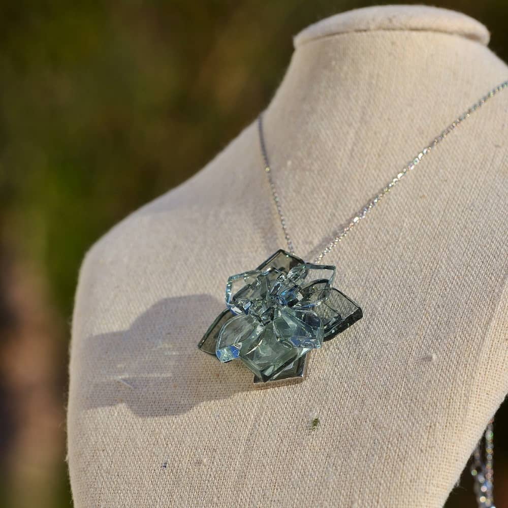 Colgante de vidrio reciclado y acero Flor de Luna -Joyería sostenible Tejeluz. Colgante de vidrio reciclado y acero Flor de Luna -Joyería sostenible Tejeluz.