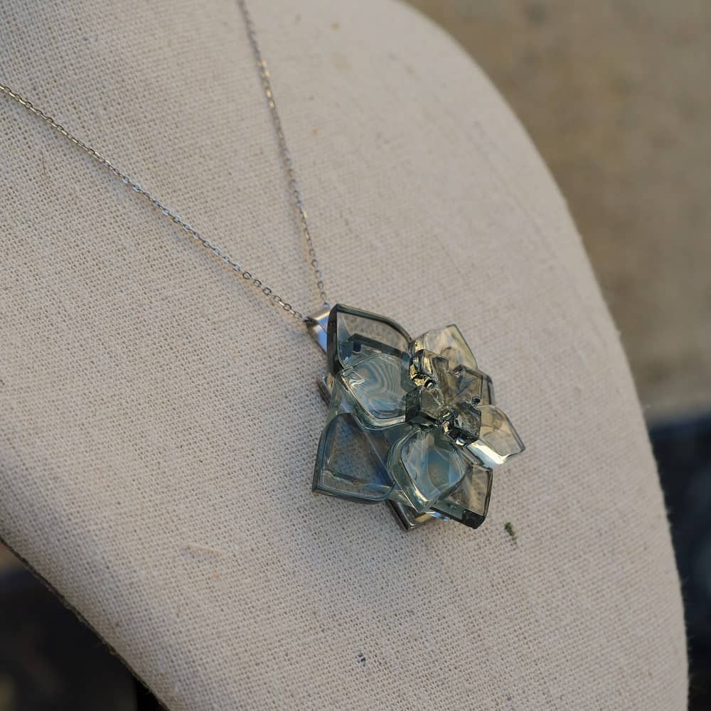 Colgante de vidrio reciclado y acero Flor de Luna -Joyería sostenible Tejeluz. Colgante de vidrio reciclado y acero Flor de Luna -Joyería sostenible Tejeluz.