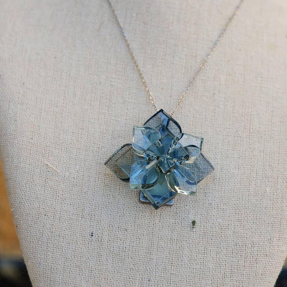 Colgante de vidrio reciclado y acero Flor de Luna -Joyería sostenible Tejeluz Colgante de vidrio reciclado y ac