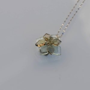 Colgante de vidrio reciclado y acero hipoalergénico Flor de Luna -- Joyeria sostenible Tejeluz