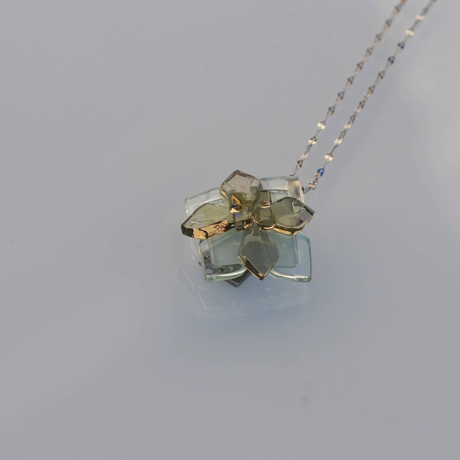 Colgante de vidrio reciclado y acero hipoalergénico Flor de Luna - Joyeria sostenible Tejeluz Colgante de vidrio reciclado y acero hipoalergénico Flor de Luna -- Joyeria sostenible Tejeluz