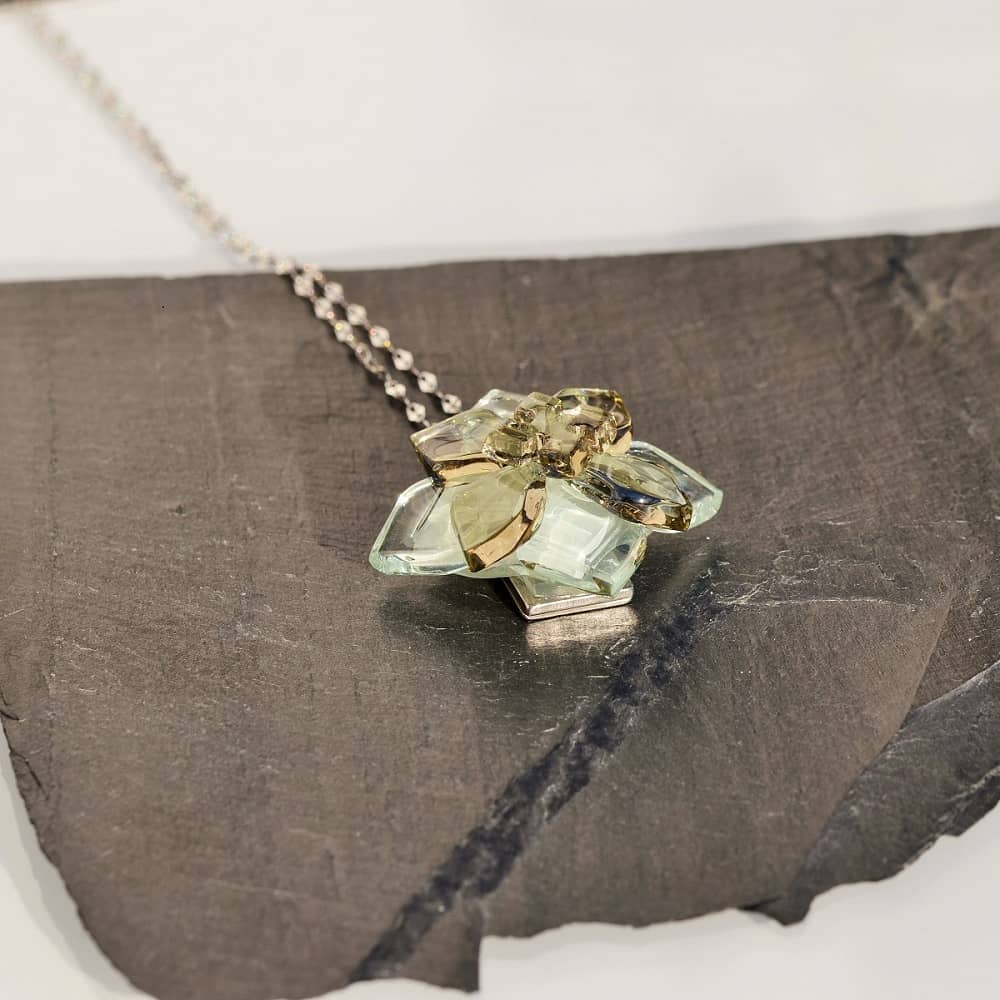 Colgante de vidrio reciclado y acero hipoalergénico Flor de Luna -Joyeria sostenible Tejeluz Colgante de vidrio reciclado y acero hipoalergénico Flor de Luna -Joyeria sostenible Tejeluz