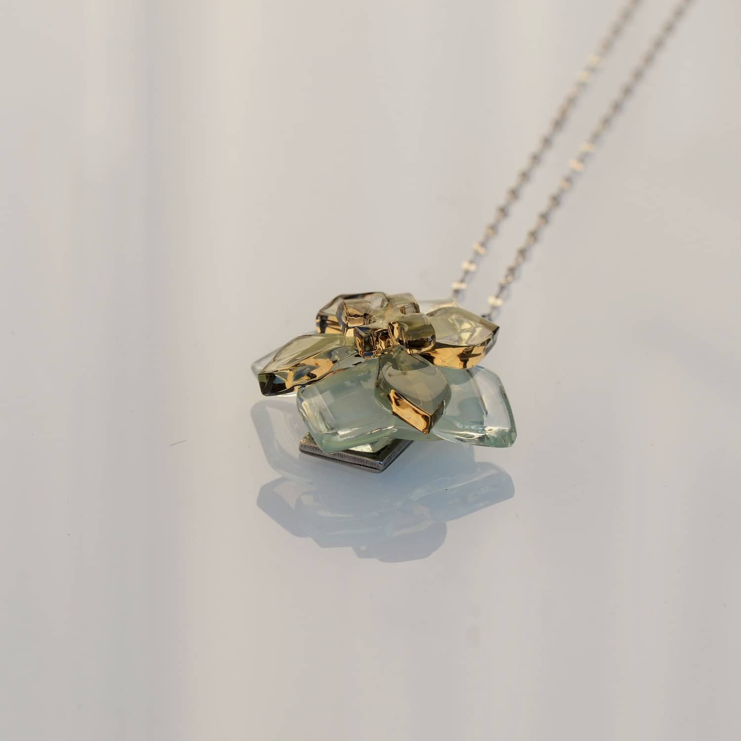 Colgante de vidrio reciclado y acero hipoalergénico Flor de Luna - Joyeria sostenible Tejeluz Colgante de vidrio reciclado y acero hipoalergénico Flor de Luna - Joyeria sostenible Tejeluz