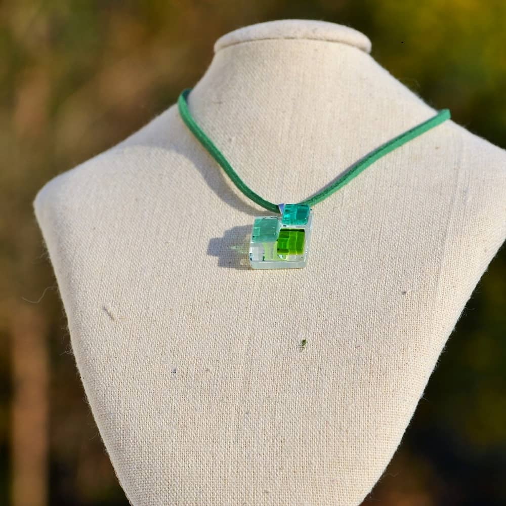 Colgante de vidrio y plata de ley Niobe en tonos verdes - Tejeluz, joyeria sostenible. Colgante de vidrio y plata de ley Niobe en tonos verdes - Tejeluz, joyeria sostenible.