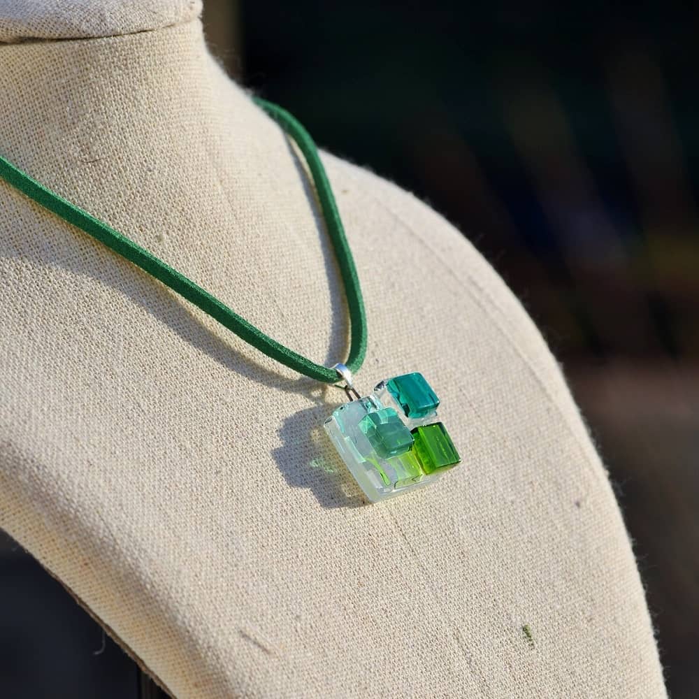 Colgante de vidrio y plata de ley Niobe en tonos verdes - Tejeluz, joyeria sostenible Colgante de vidrio y plata de ley Niobe en tonos verdes - Tejeluz, joyeria sostenible