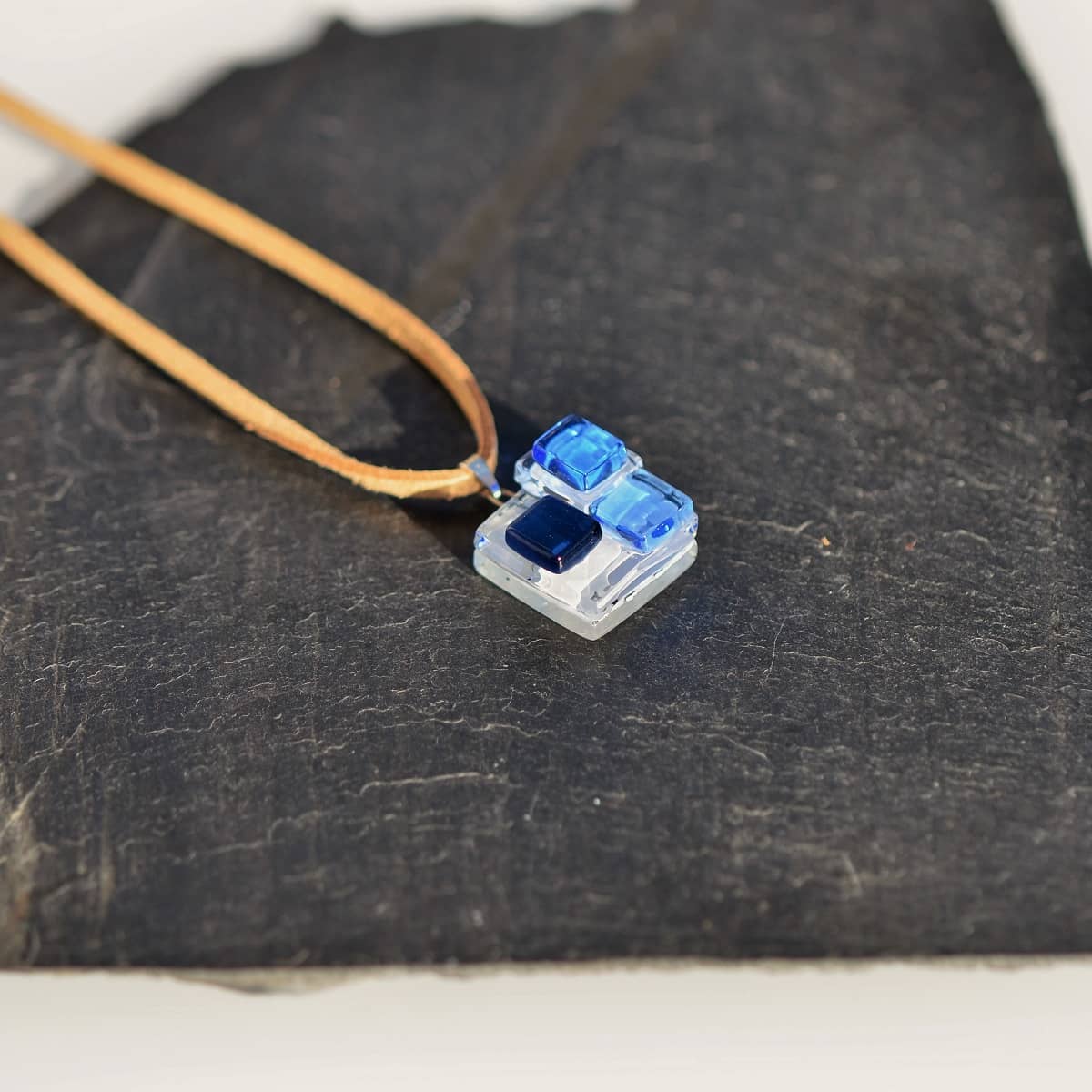 Colgante de vidrio y plata de ley modelo Niobe en tonos azules - Tejeluz. Colgante de vidrio y plata de ley modelo Niobe en tonos azules - Tejeluz.