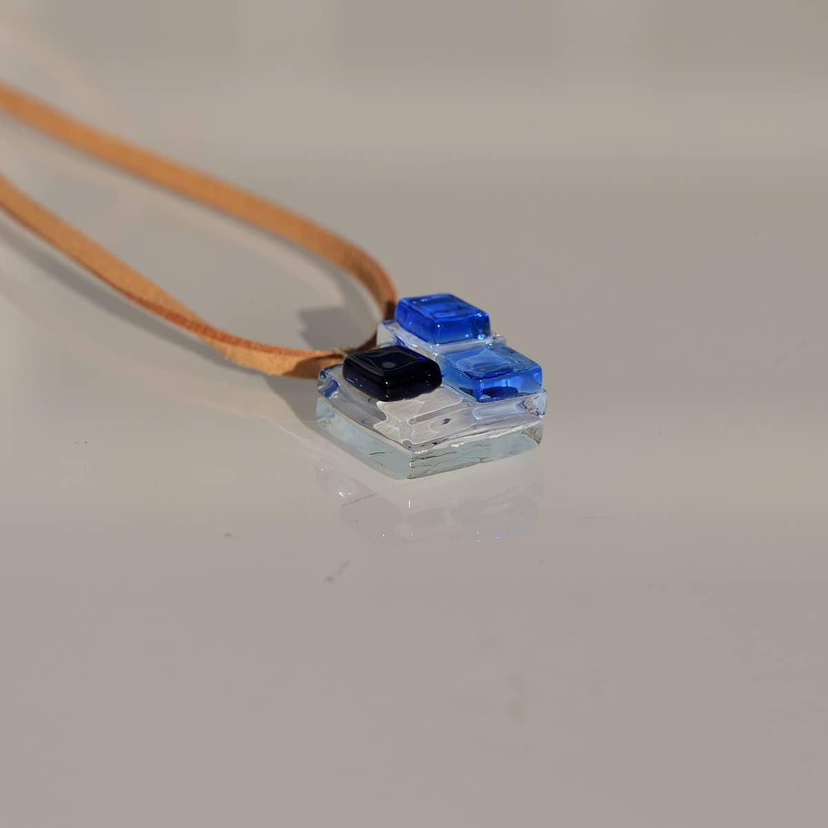 Colgante de vidrio y plata de ley modelo Niobe en tonos azules - Tejeluz Colgante de vidrio y plata de ley modelo Niobe en tonos azules - Tejeluz