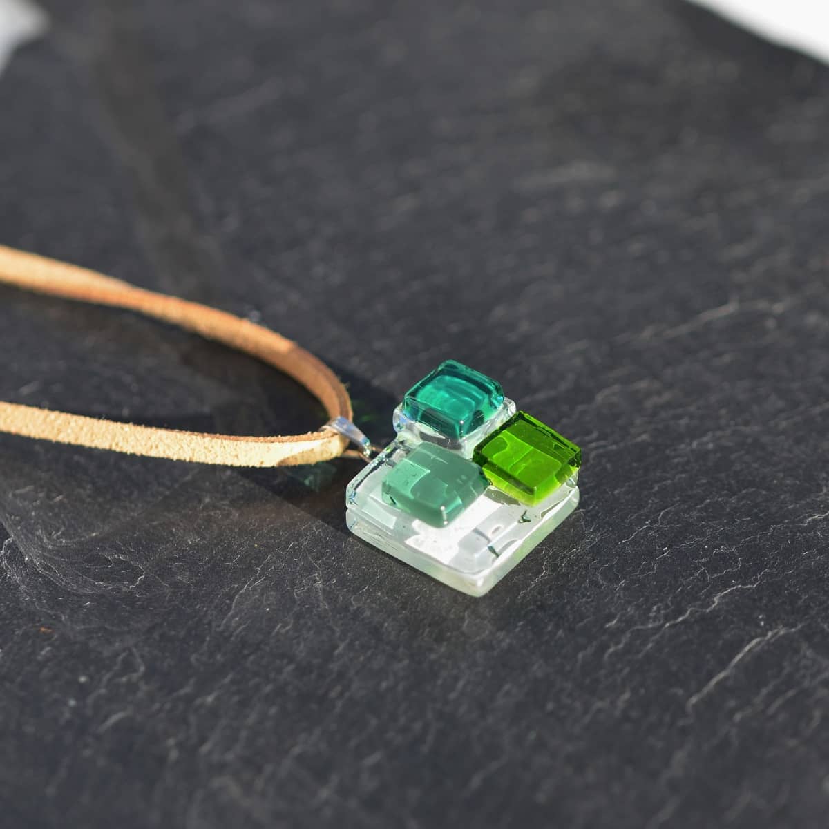 Colgante de vidrio y plata de ley modelo Niobe en tonos verdes -Tejeluz Colgante de vidrio y plata de ley modelo Niobe en tonos verdes -Tejeluz