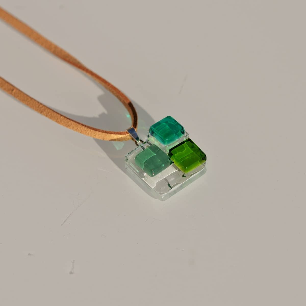 Colgante de vidrio y plata de ley modelo Niobe en tonos verdes - Tejeluz Colgante de vidrio y plata de ley modelo Niobe en tonos verdes - Tejeluz