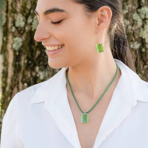 Colgante de vidrio y plata modelo Alcione en color verde - Tejeluz, joyería sostenible