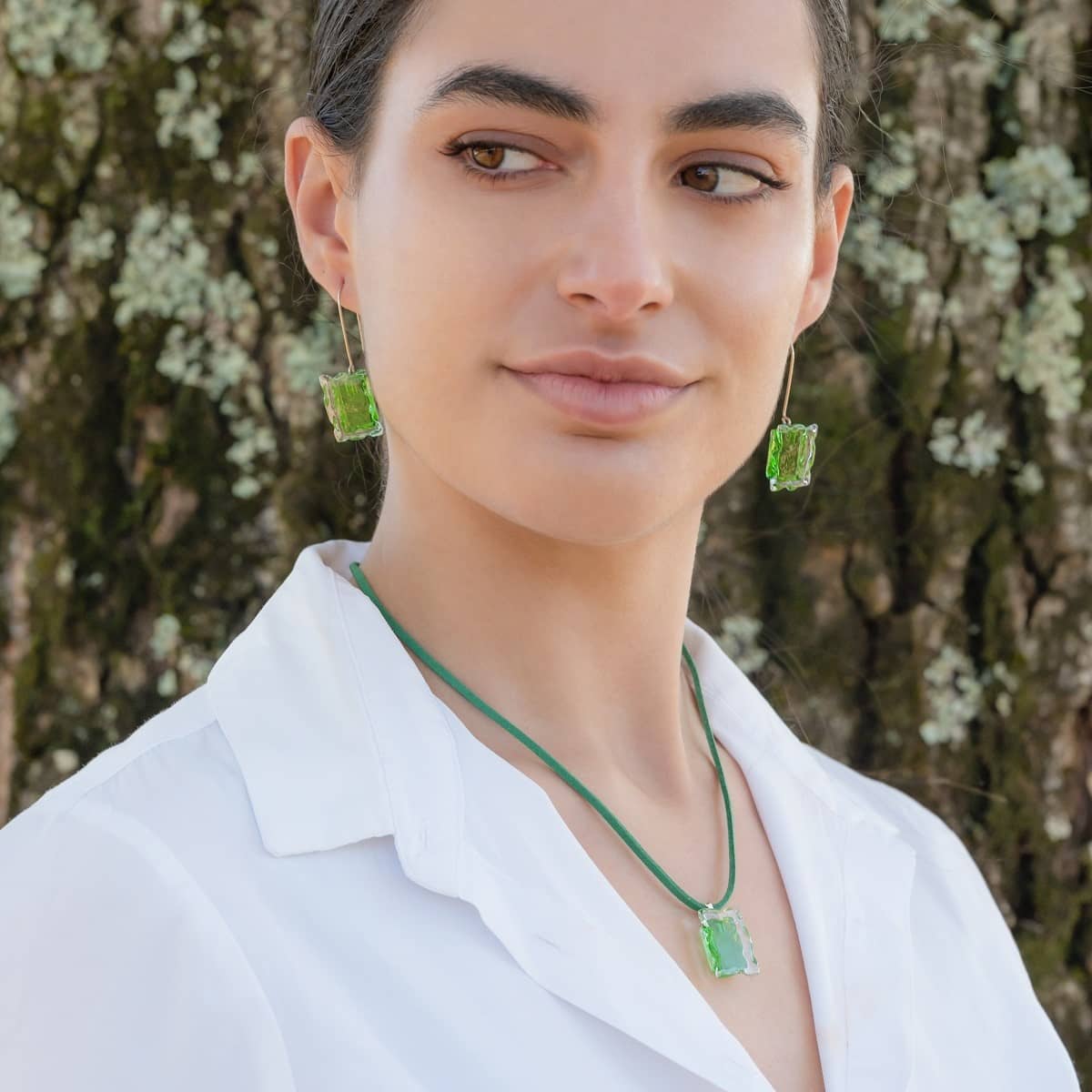 Colgante de vidrio y plata modelo Alcione en color verde - Tejeluz, joyería sostenible. Colgante de vidrio y plata modelo Alcione en color verde - Tejeluz, joyería sostenible.