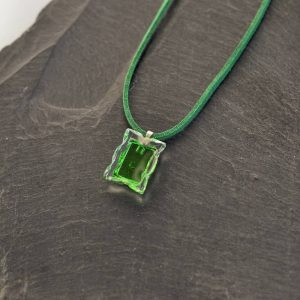 Colgante de vidrio y plata modelo Alcione en tono verde - Tejeluz, joyería sostenible