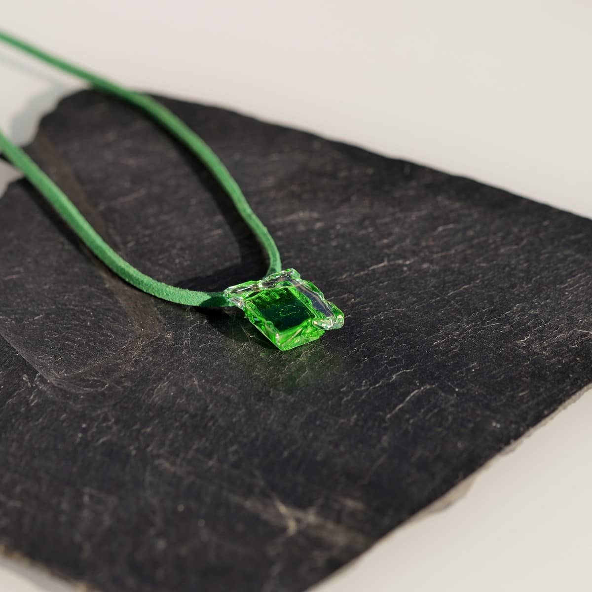 Colgante de vidrio y plata modelo Alcione en tono verde - Tejeluz, joyería sostenible. Colgante de vidrio y plata modelo Alcione en tono verde - Tejeluz, joyería sostenible.