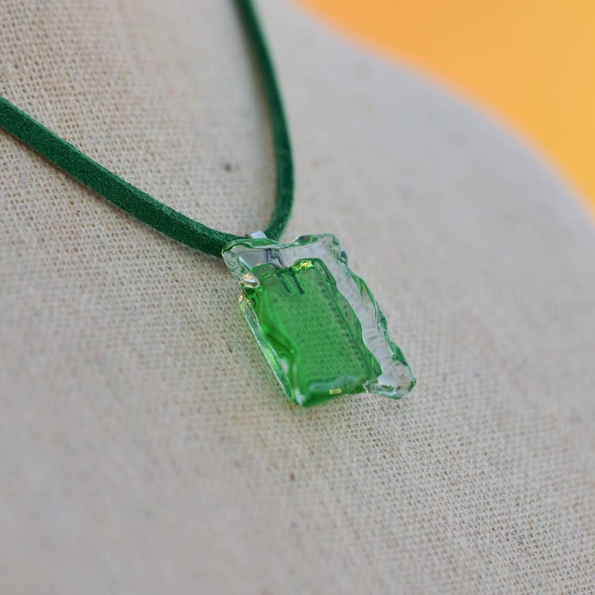 Colgante de vidrio y plata modelo Alcione verde- Joyería sostenible Tejeluz. Colgante de vidrio y plata modelo Alcione verde- Joyería sostenible Tejeluz.