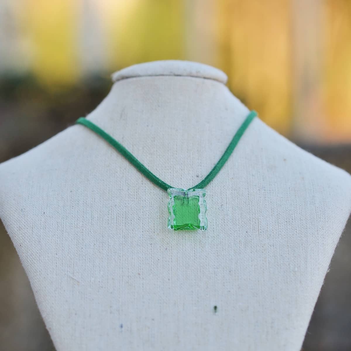 Colgante de vidrio y plata modelo Alcione verde- Joyería sostenible Tejeluz Colgante de vidrio y plata modelo Alcione verde- Joyería sostenible Tejeluz