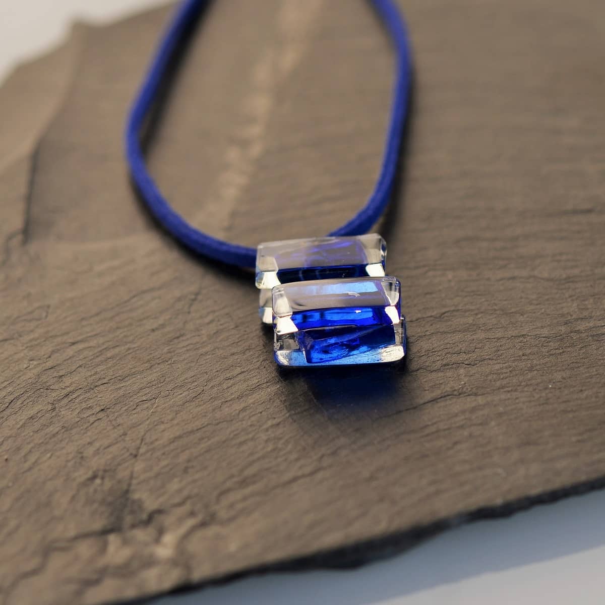 Colgante de vidrio y plata modelo Euridice azul -Tejeluz, joyería sostenible Colgante de vidrio y plata modelo Euridice azul -Tejeluz, joyería sostenible