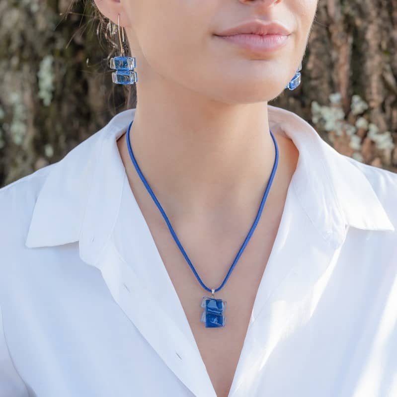 Colgante de vidrio y plata modelo Euridice color azul - Joyería sostenible Tejeluz. Colgante de vidrio y plata modelo Euridice color azul - Joyería sostenible Tejeluz.