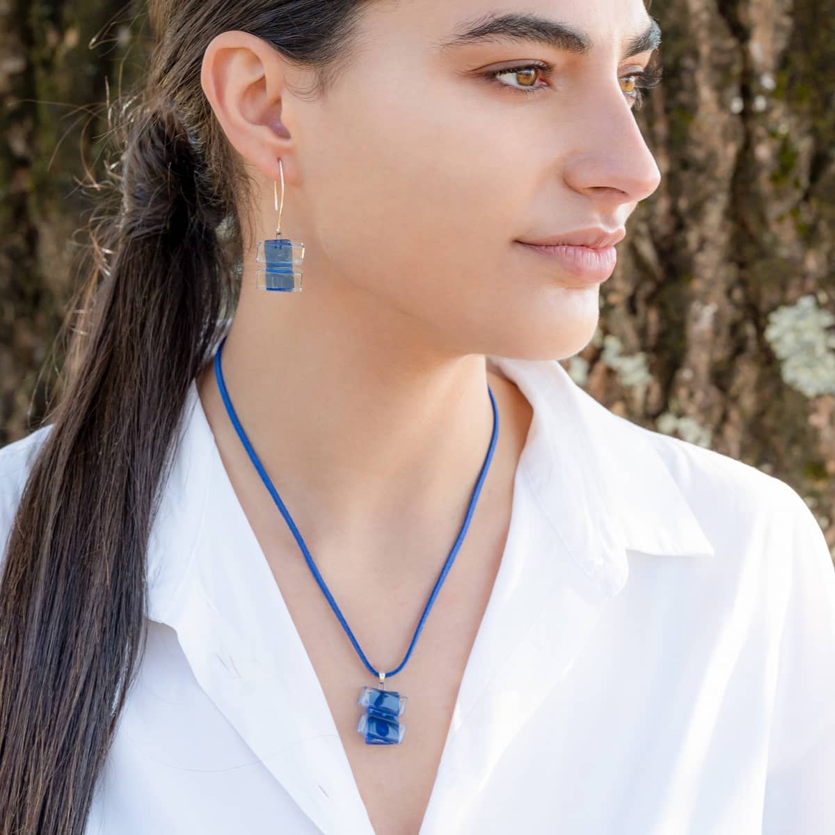 Colgante de vidrio y plata modelo Euridice color azul - Joyería sostenible Tejeluz e vidrio y plata modelo Euridice color azul - Joyería sostenible Tejeluz