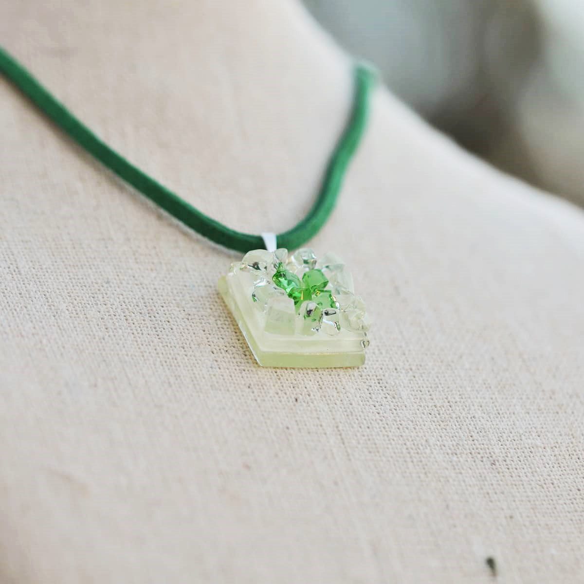 Colgante-de-vidrio-y-plata-modelo-Febe-Joyeria-sostenible-Tejeluz Colgante-de-vidrio-y-plata-modelo-Febe-Joyeria-sostenible-Tejeluz