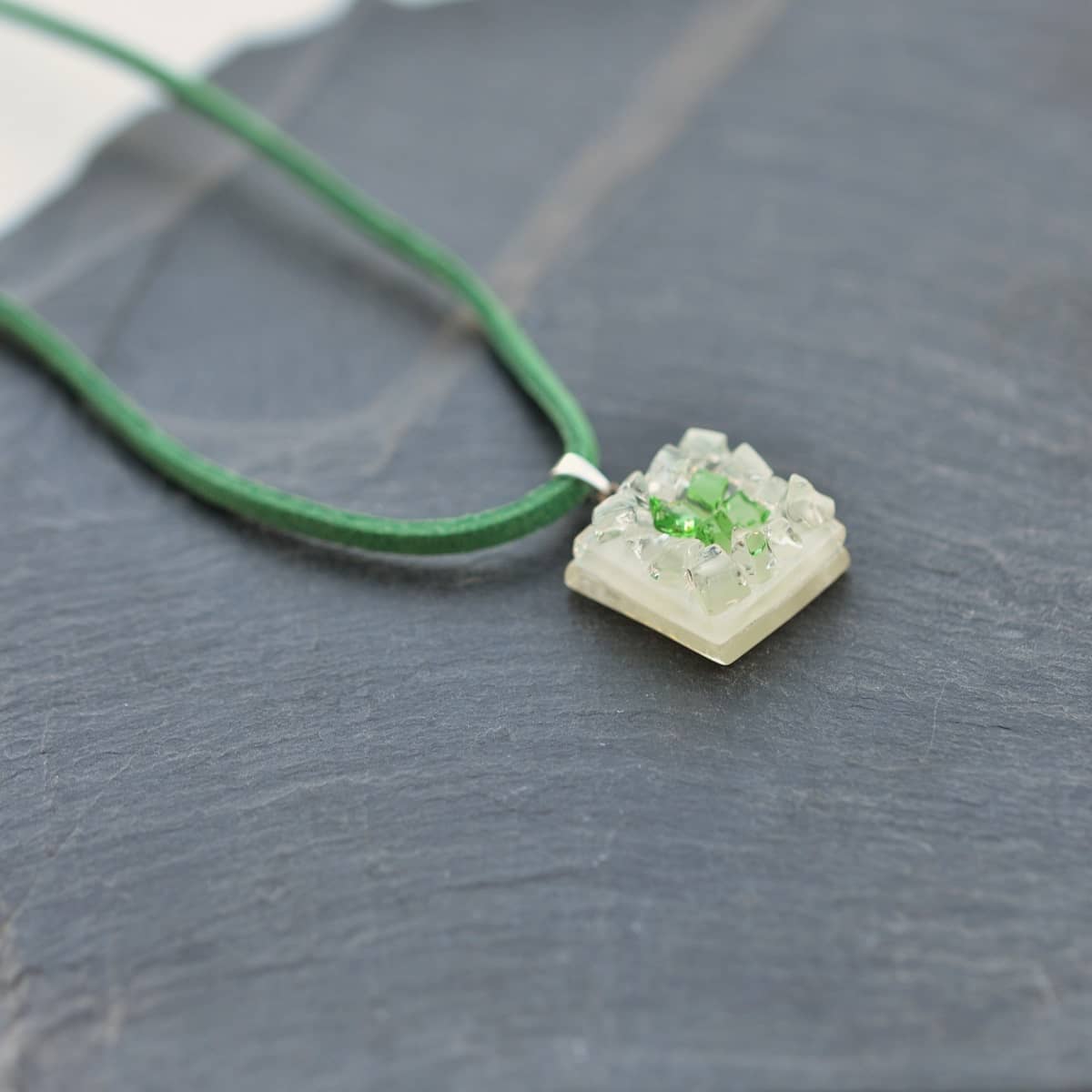 Colgante de vidrio y plata modelo Febe, Joyería sostenible Tejeluz. Colgante de vidrio y plata modelo Febe, Joyería sostenible Tejeluz.