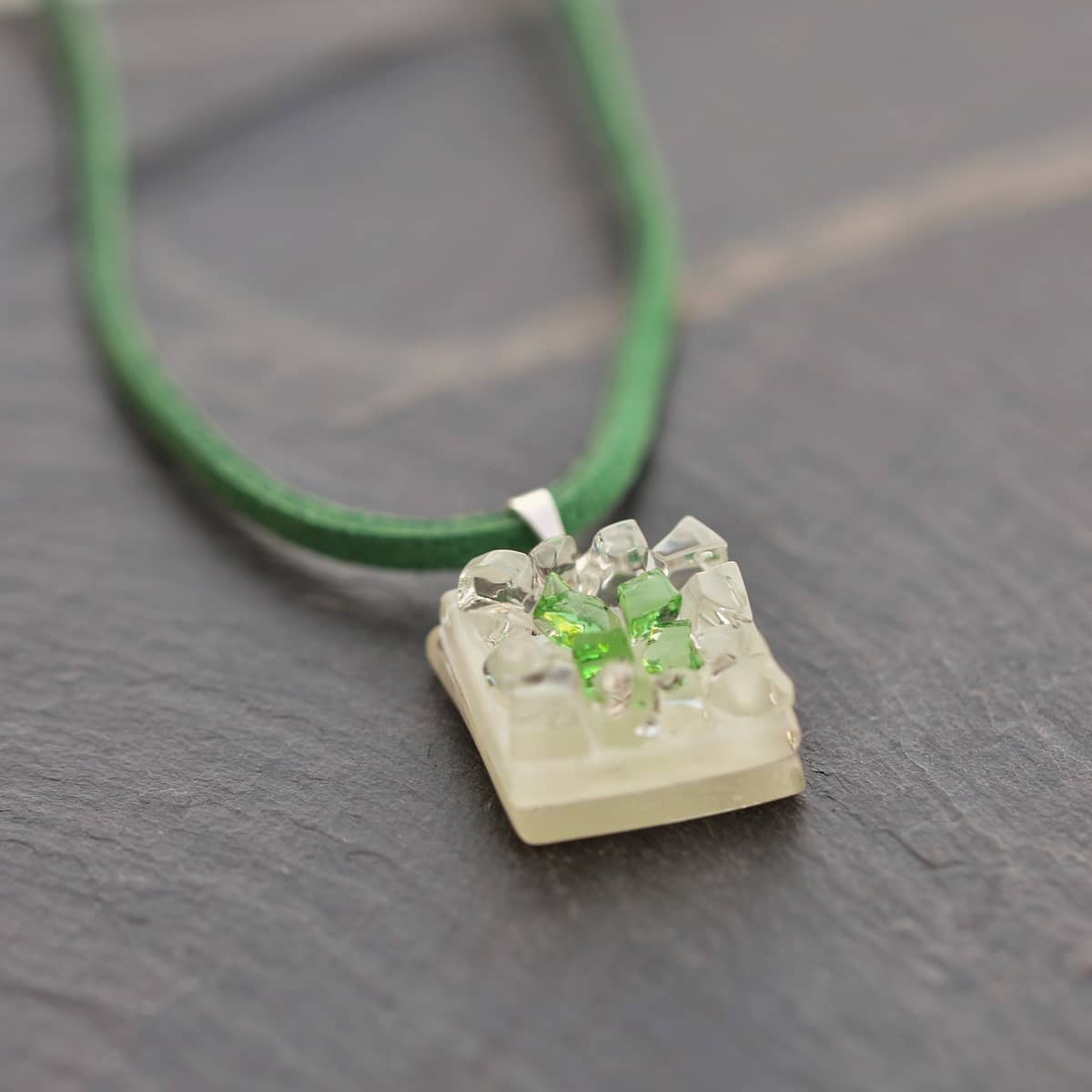 Colgante de vidrio y plata modelo Febe, Joyería sostenible Tejeluz Colgante de vidrio y plata modelo Febe, Joyería sostenible Tejeluz