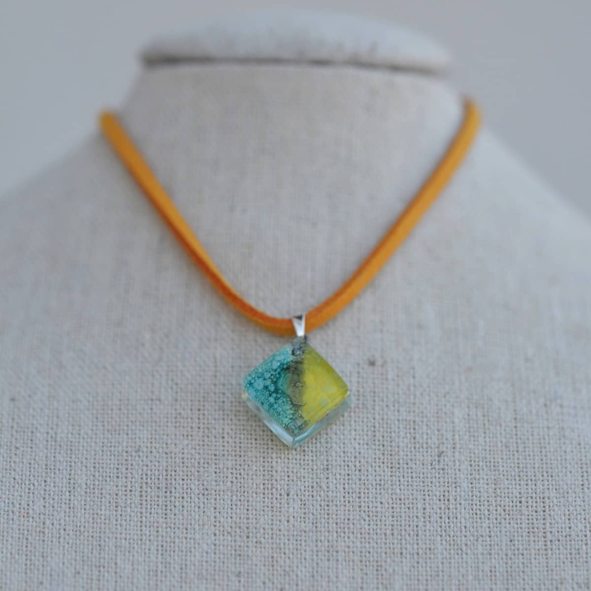 Colgante de vidrio y plata modelo Pasifae en tono turquesa y amarillo - Tejeluz. Colgante de vidrio y plata modelo Pasifae en tono turquesa y amarillo - Tejeluz.