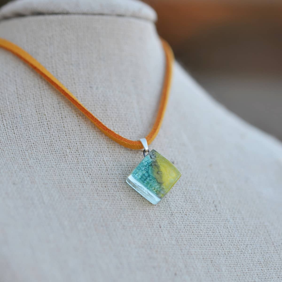 Colgante de vidrio y plata modelo Pasifae en tono turquesa y amarillo -Tejeluz Colgante de vidrio y plata modelo Pasifae en tono turquesa y amarillo -Tejeluz