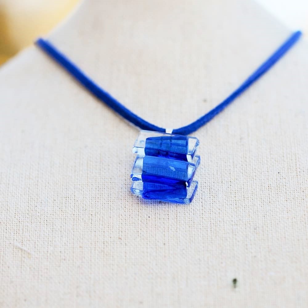 Colgantes de vidrio y plata modelo Euridice azul -Joyería sostenible Tejeluz. Colgantes de vidrio y plata modelo Euridice azul -Joyería sostenible Tejeluz.