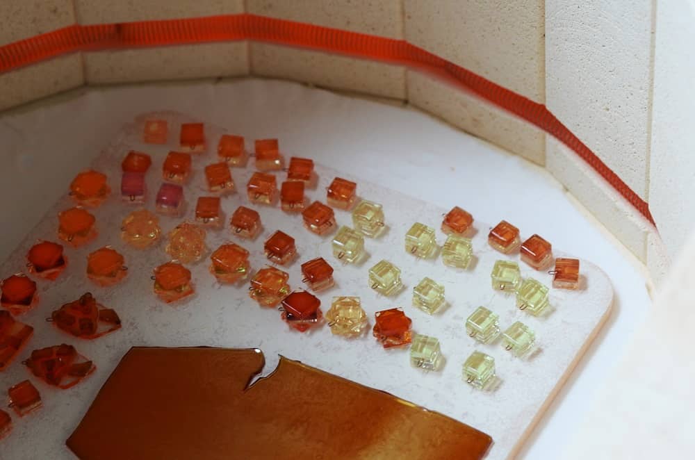 Horno caliente con vidrio al rojo vivo - Joyería de vidrio Tejeluz.