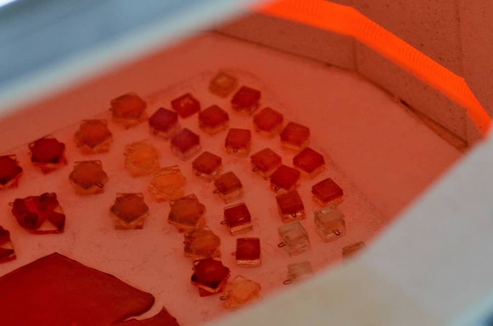 Horno caliente con vidrio al rojo vivo - Joyería de vidrio Tejeluz