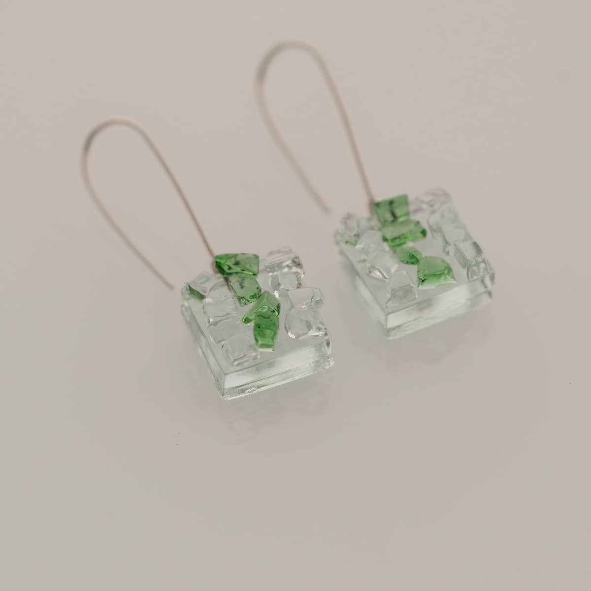 Pendientes de plata de ley y vidrio Febe. Tejeluz, joyeria sostenible. Pendientes de plata de ley y vidrio Febe. Tejeluz, joyeria sostenible.