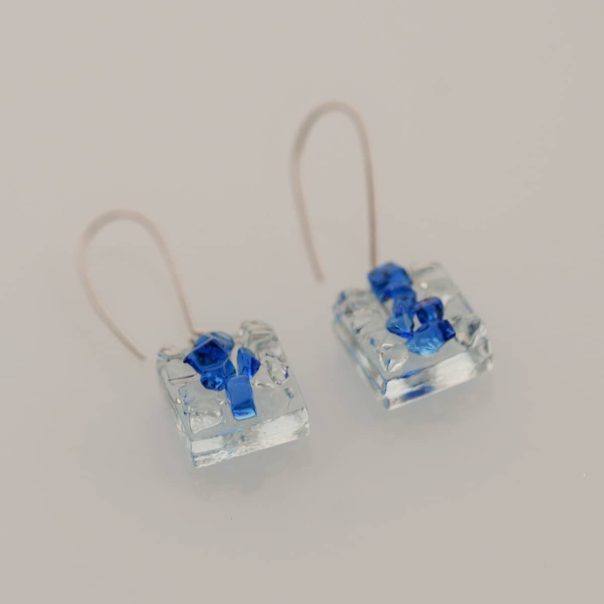 Pendientes de plata de ley y vidrio Febe. Tejeluz, joyeria sostenible Pendientes de plata de ley y vidrio Febe. Tejeluz, joyeria sostenible