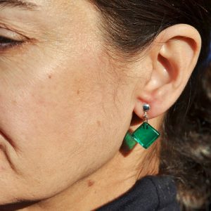 Pendientes de plata de ley y vidrio modelo Ariadna azul en modelo.