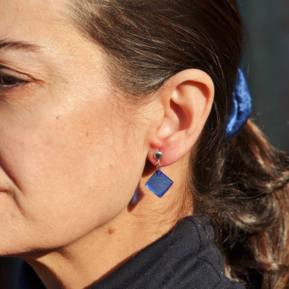 Pendientes de plata de ley y vidrio modelo Ariadna azul en modelo Pendientes de plata de ley y vidrio modelo Ariadna azul en modelo