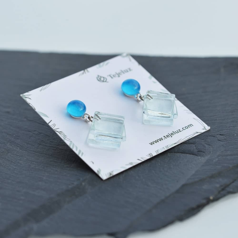 Pendientes de plata de ley y vidrio modelo Casandra azul celeste- Tejeluz Pendientes de plata de ley y vidrio modelo Casandra azul celeste- Tejeluz