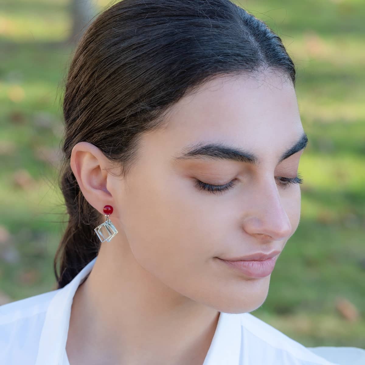 Pendientes de plata de ley y vidrio modelo Casandra de color rojo - Tejeluz. Pendientes de plata de ley y vidrio modelo Casandra de color rojo - Tejeluz.