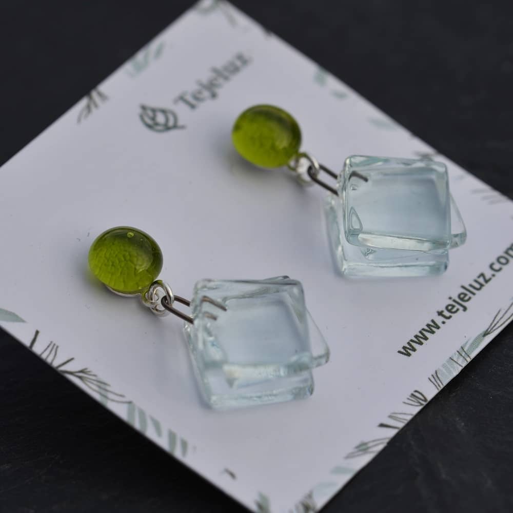 Pendientes de plata de ley y vidrio modelo Casandra verde musgo- Tejeluz Pendientes de plata de ley y vidrio modelo Casandra verde musgo- Tejeluz