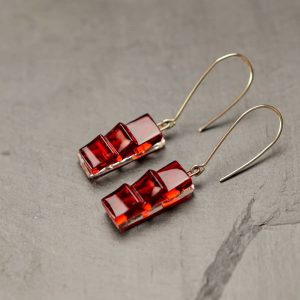 Pendientes de plata de ley y vidrio modelo Circe rojo -- Tejeluz